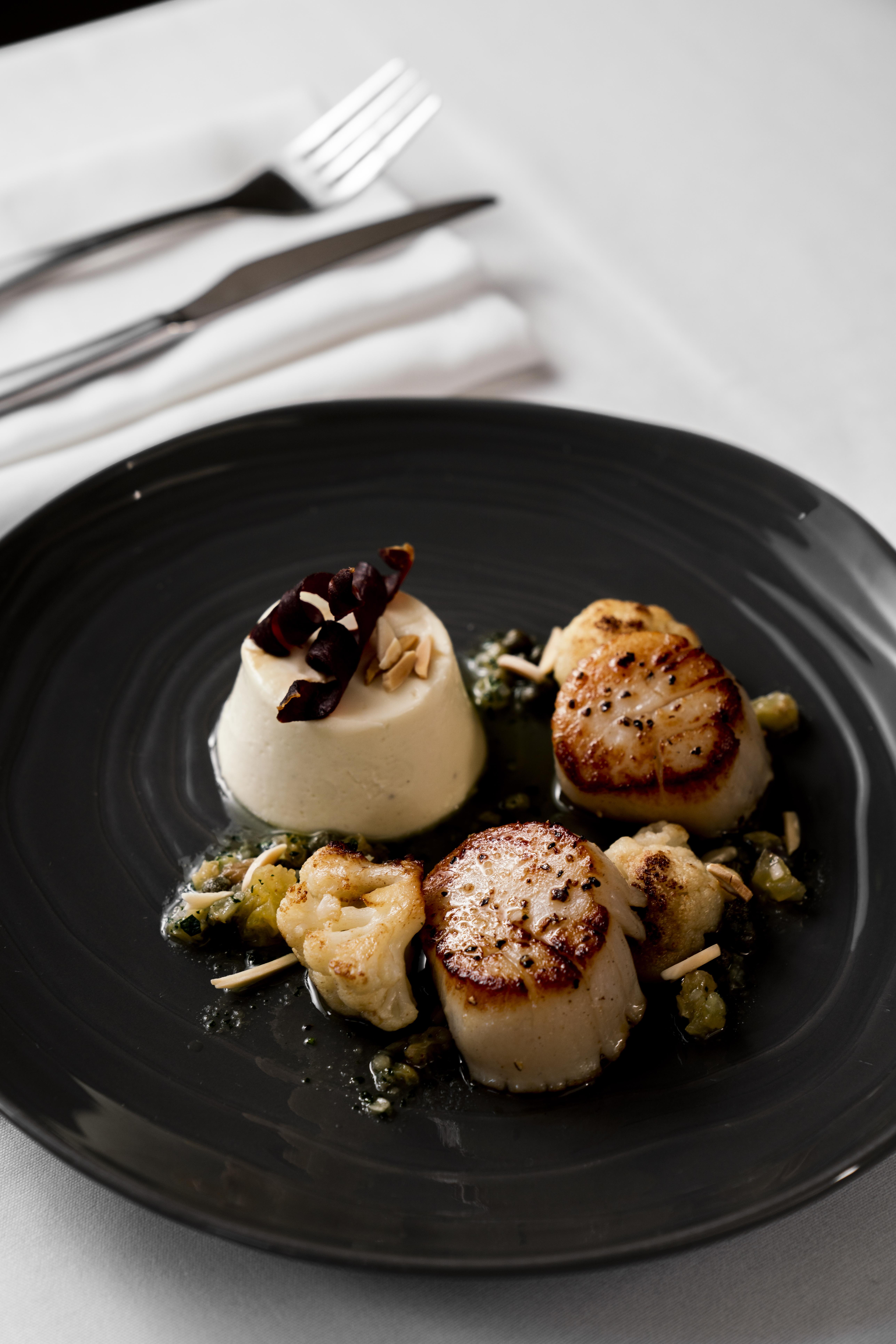 The Point Brisbane Hotel Exteriör bild Scallops with a white chocolate sauce