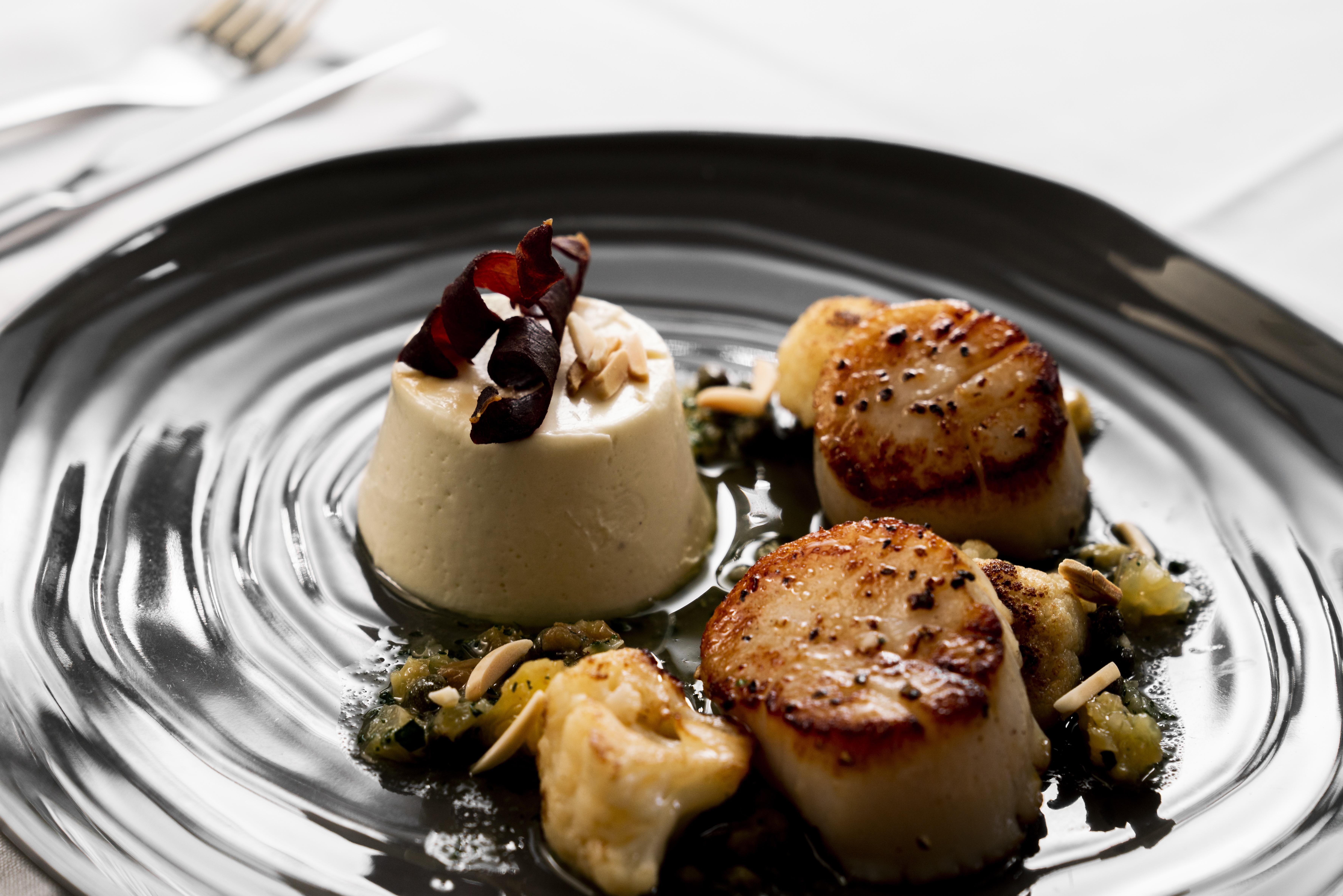 The Point Brisbane Hotel Exteriör bild Scallops with a white chocolate sauce
