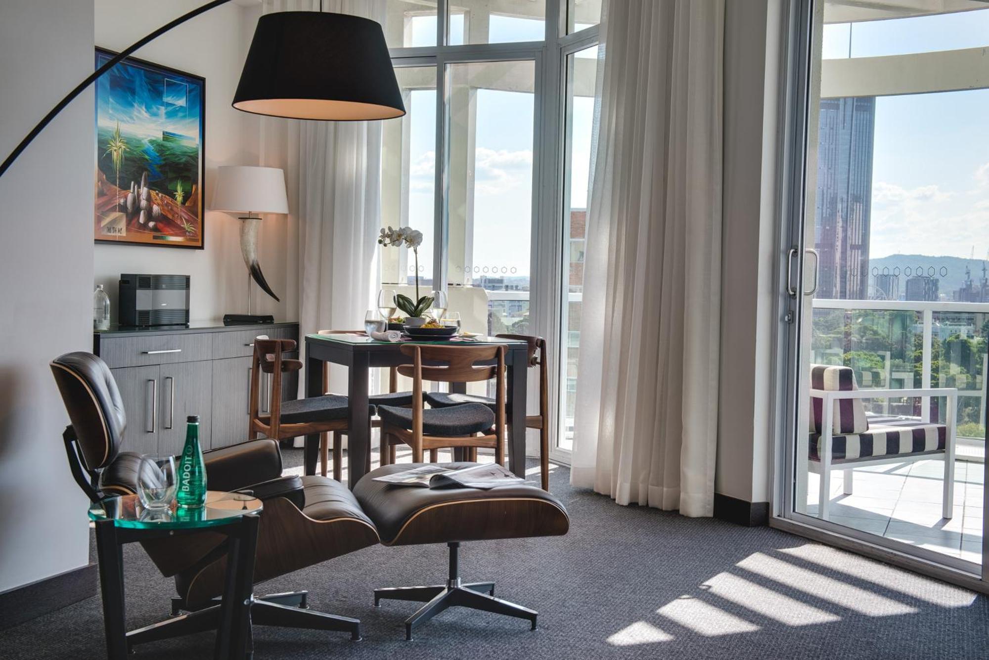 The Point Brisbane Hotel Exteriör bild A living room at The Standard East Village
