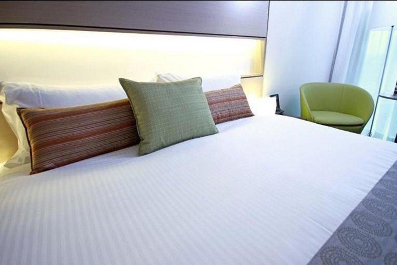 The Point Brisbane Hotel Exteriör bild A bed with pillows