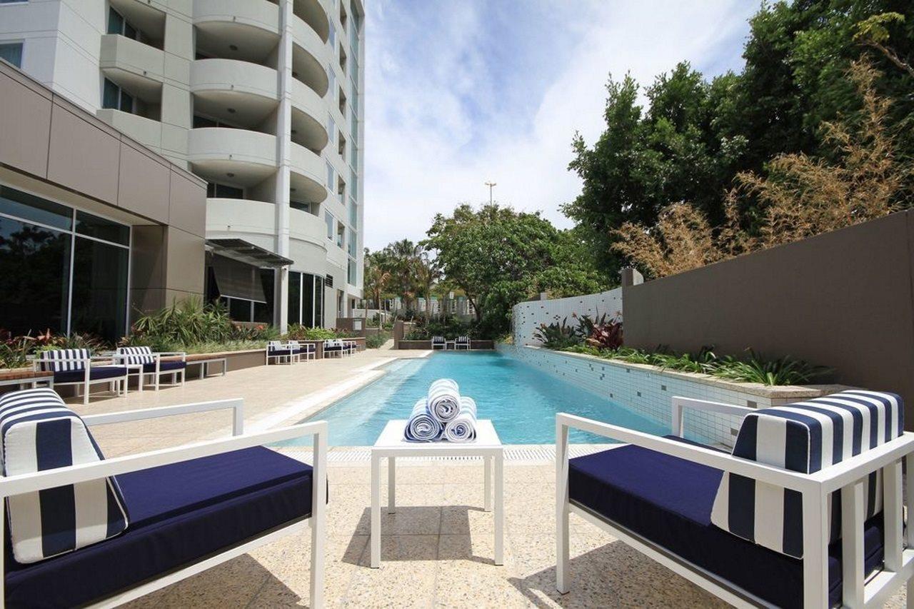 The Point Brisbane Hotel Exteriör bild The pool at the hotel
