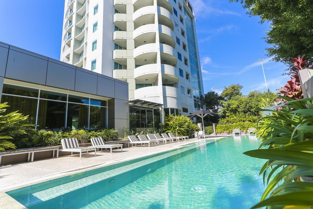 The Point Brisbane Hotel Exteriör bild The pool at the hotel